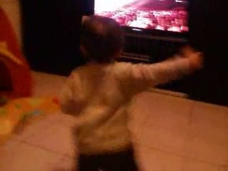 fevrier 2009 , noah se croit sur scene V170109_19.42