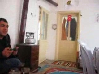 Caner ve Nuri playstation oynuyor