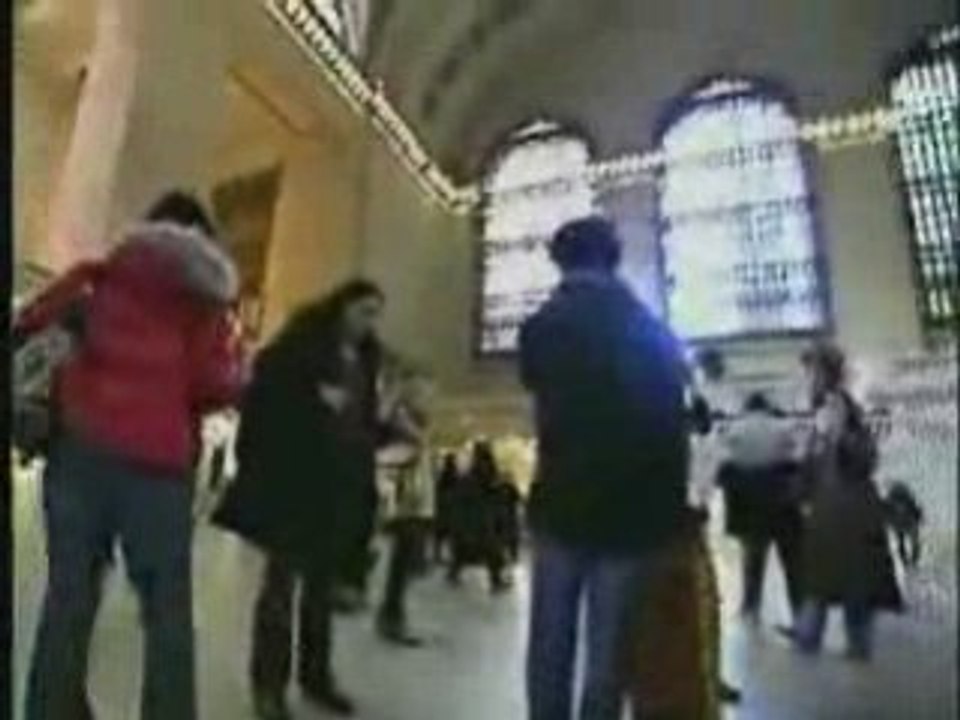 Performance : tous immobiles dans la gare