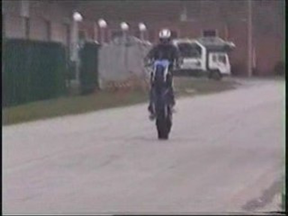 Chute moto: Un stunteur passe par dessus le guidon