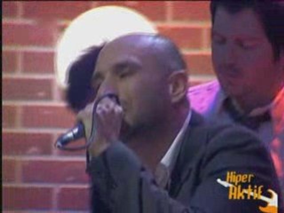 Gripin & Emre Aydın - Sensiz istanbul'a Düşmanım