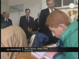 Tony Blair visite une ecole à Gaza