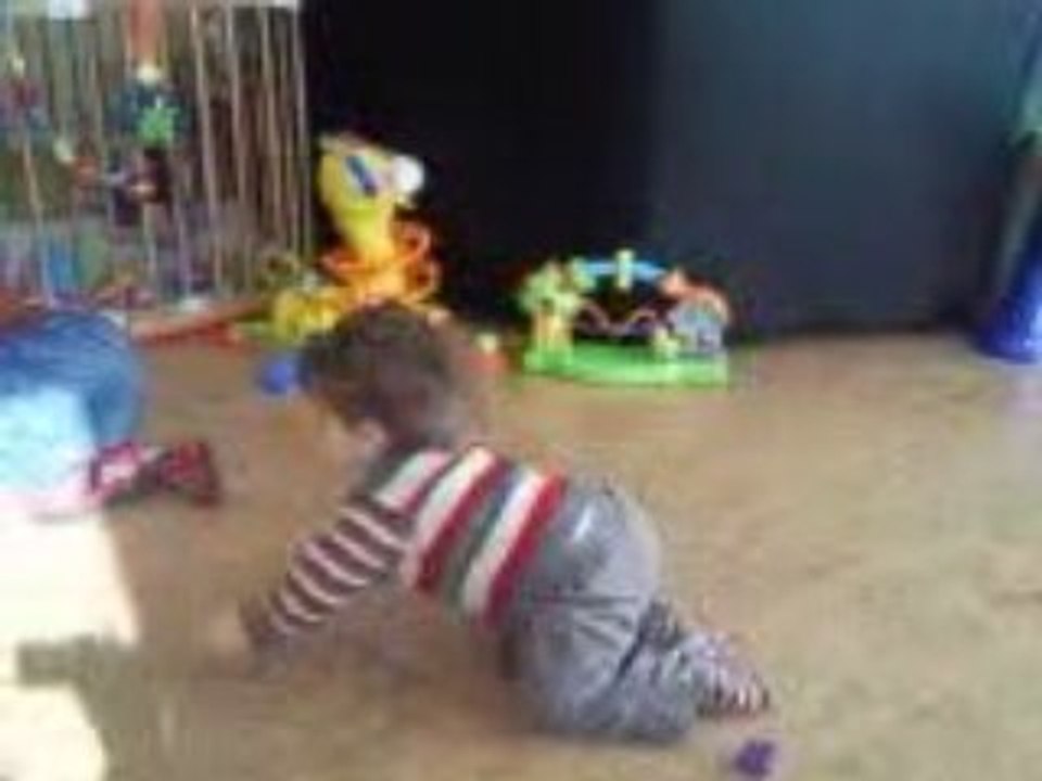 Tom marche à 4 pattes...