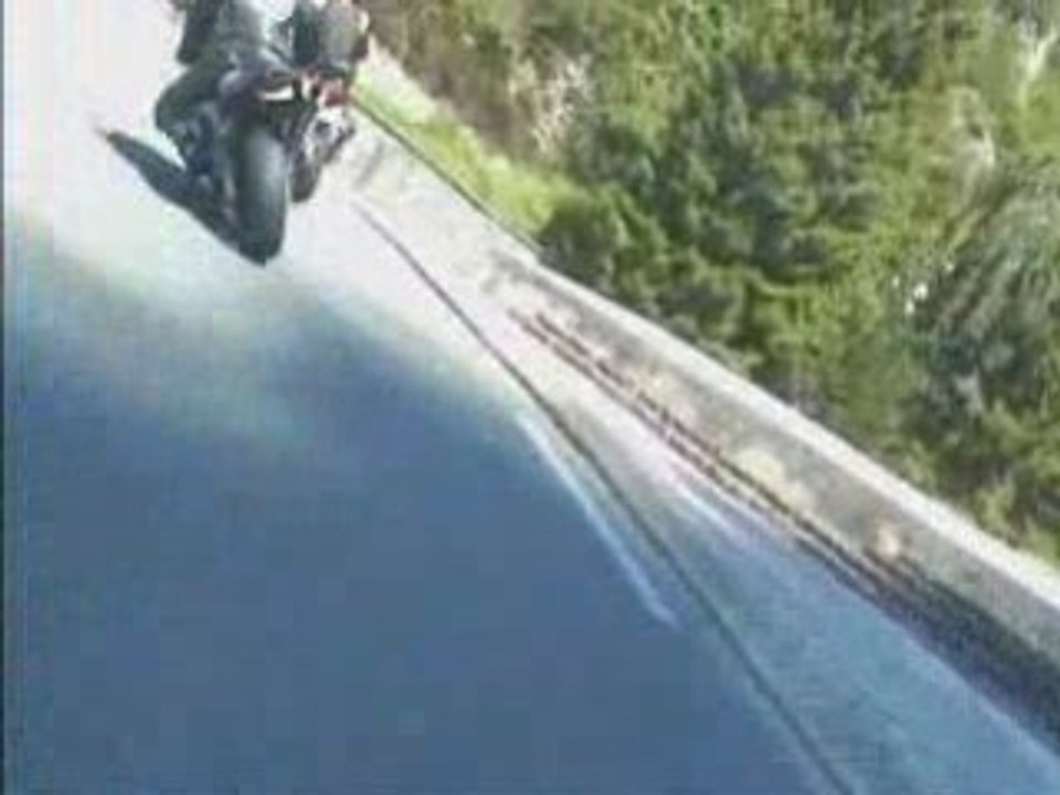 Moto r1  filmé par 750 gsxr
