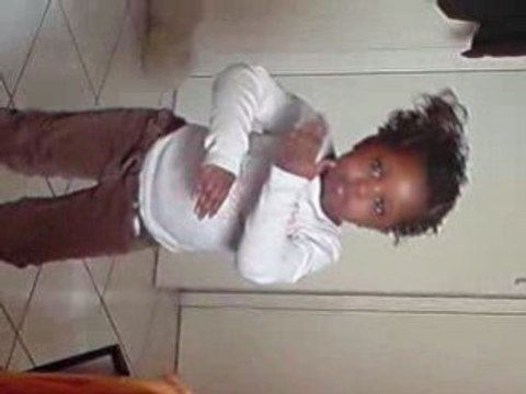 ma niece Madi 2 ans le vrai boucan c dedans!