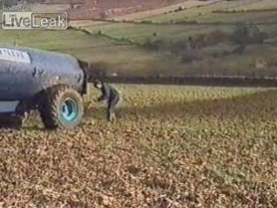 Régis répand du fumier