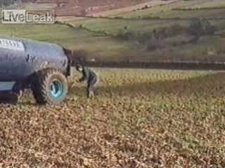 Régis répand du fumier