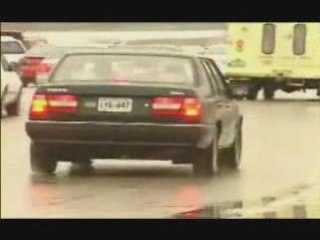 Voiture sur route verglacée