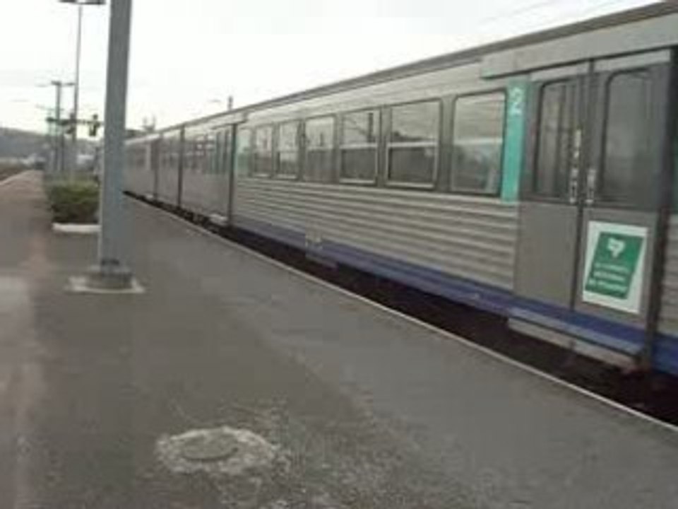 arrivée en gare du rrr bleu picardie avec la bb 67456