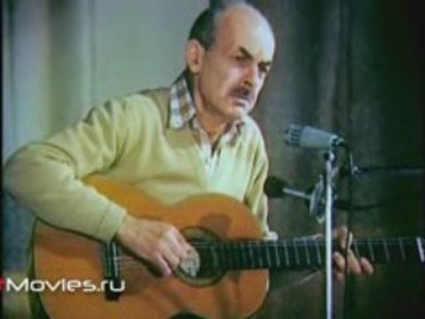 ⁣Булат Окуджава поет свои песни