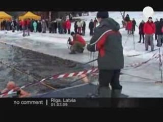 La baignade hivernale annuelle en Lituanie