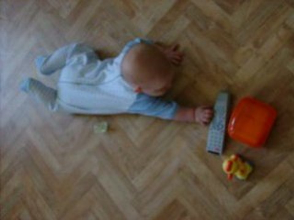 Mattheo attrape la telecommande