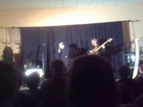 Louis et les cotons tiges chantent bancs publics