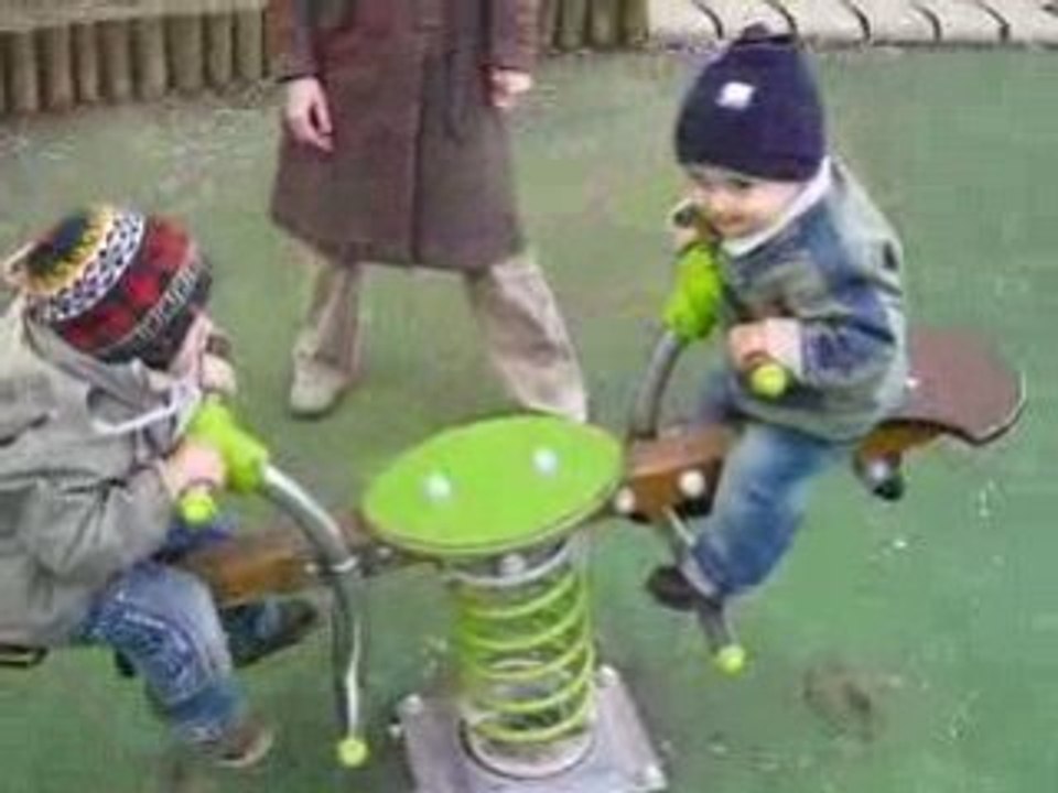 Paul et Léo sur la balancoire à Nice