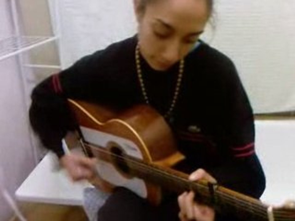 Néni el touche la gitare
