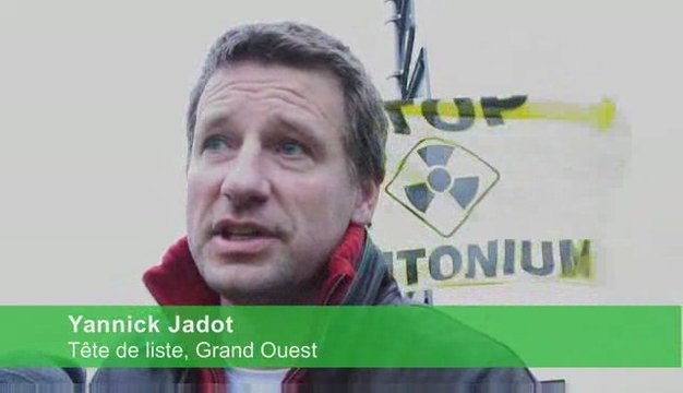 Yannick Jadot proteste contre l'énergie nucléaire