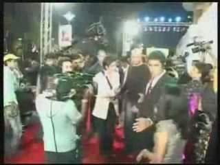 Shahrukh Khan suprises everyone at the 54th filmfare awar...