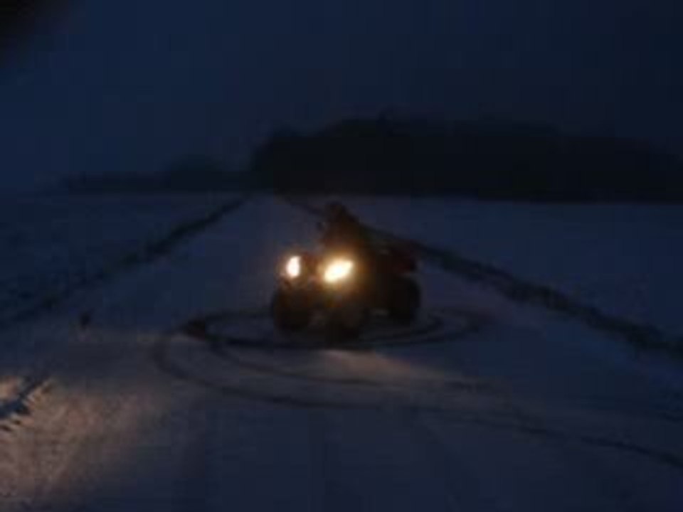 Quad dans la neige Vidéo Dailymotion