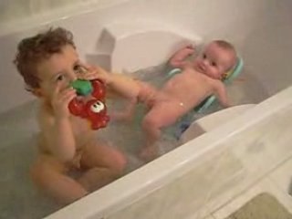 Enzo et nathan dans le bain