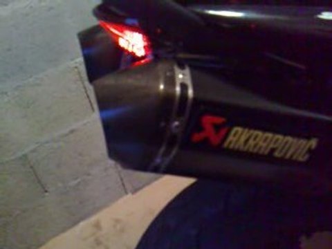 Akrapovic street triple sans chicane
