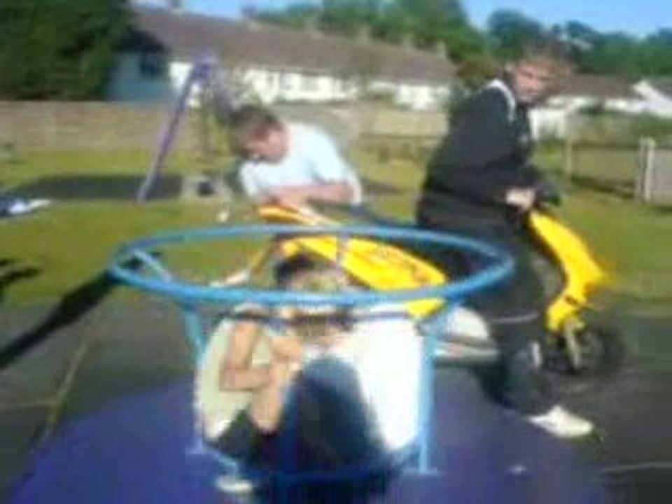 regis scooter avec sa meuf