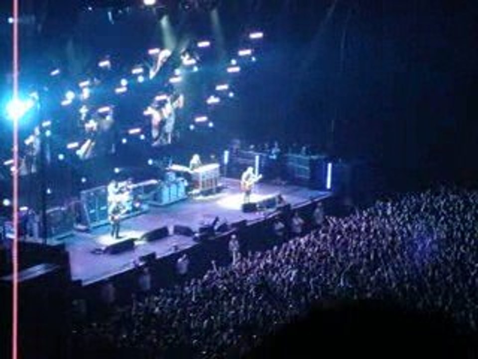 OASIS - DON'T LOOK BACK IN ANGER (Live Paris - 3 mars 2009)