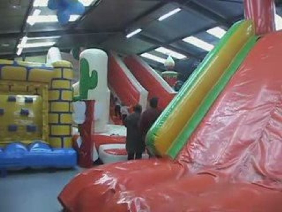 Pont Sainte-Marie : Un Parc d'attraction très ... "gonflé"