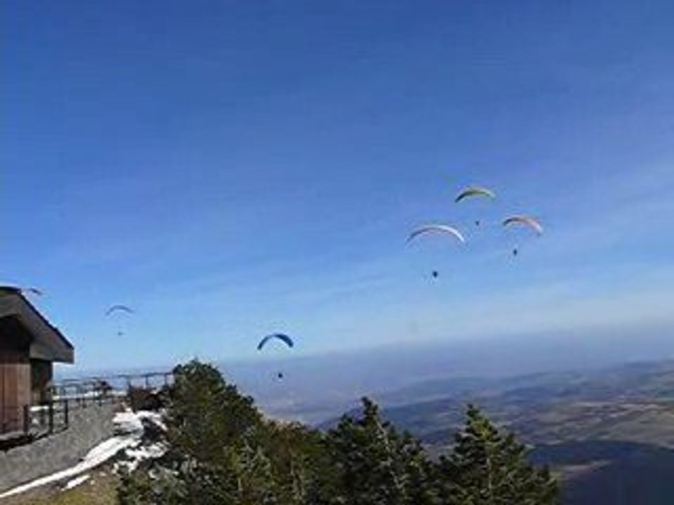 Parapentes sur le Puy-de-Dôme
