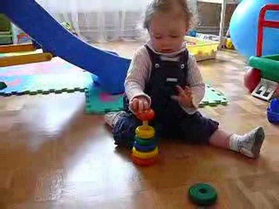 Pauline, 12 mois, construit une tour