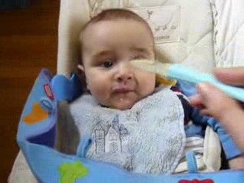 Je dors et en plus, j'apprends à manger