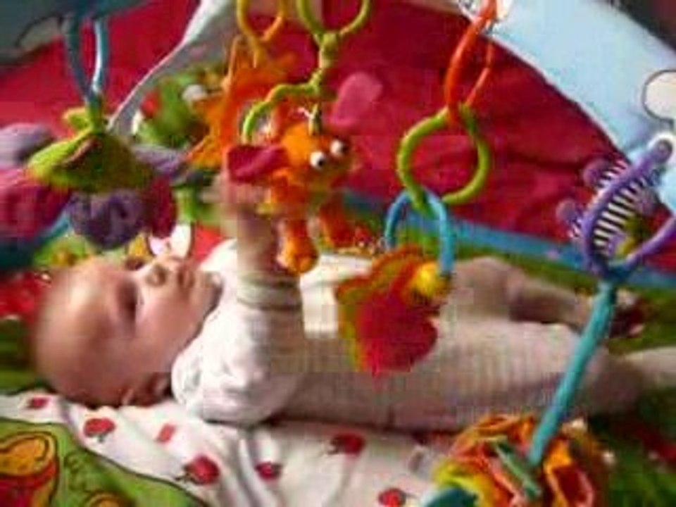 5 mars 2009 Nathan joue sur son tapis d'éveil!