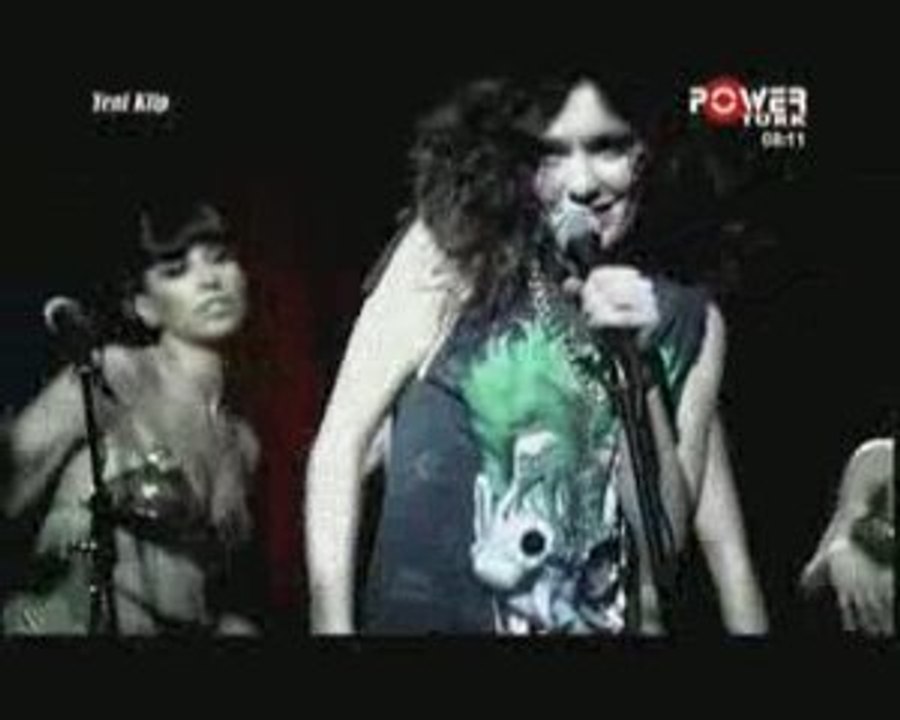 Nil Karaibrahimgil - Seviyorum Sevmiyorum (Yepyeni  Video )