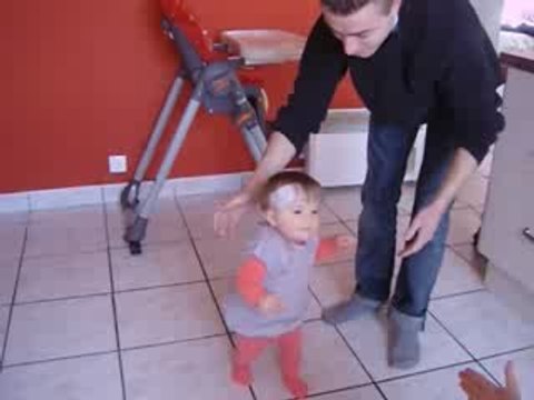 les premiers petits pas d'emma 11 mois et demie