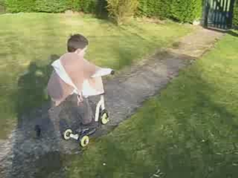 Gautier sur sa trottinette
