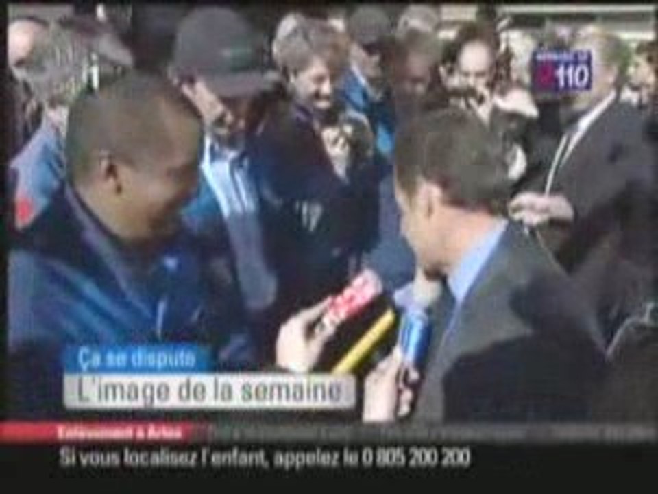 Nicolas Sarkozy prend le portable d'un ouvrier
