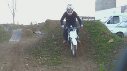 Rodage de ma nouvelle dirt sur champ de bosse