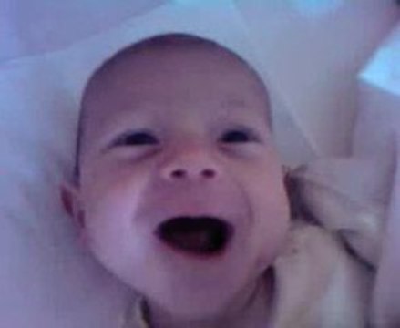 първи смях на 28 дена