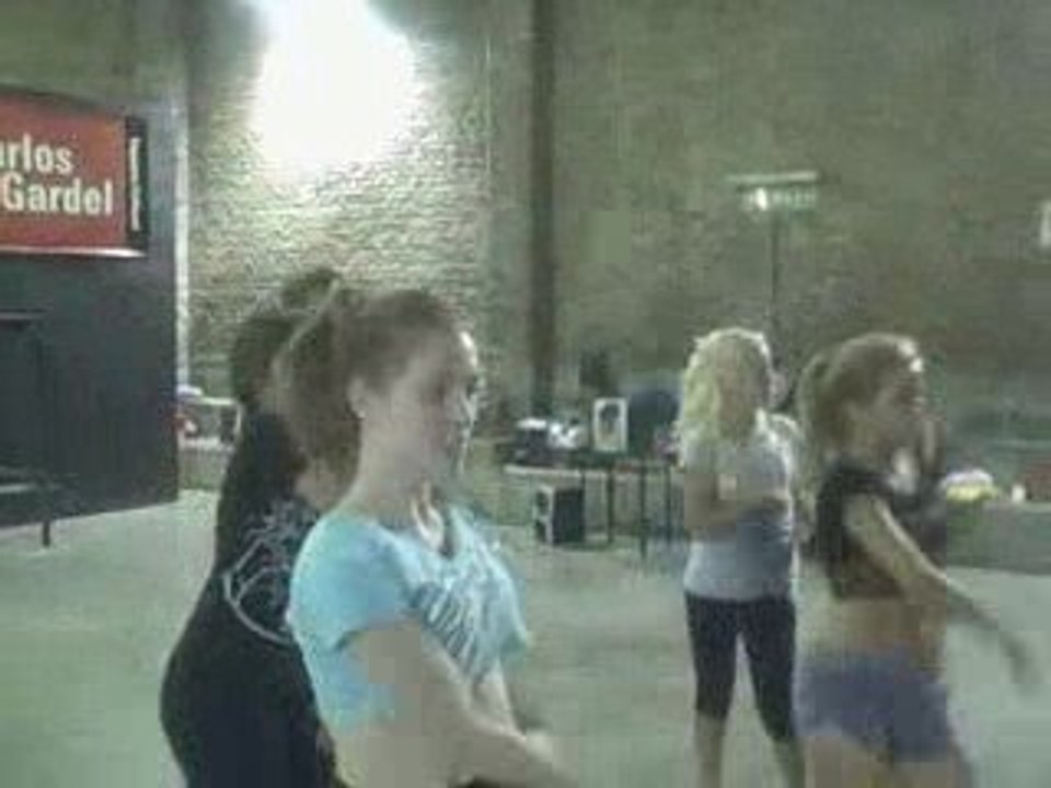 Brenda asnicar ensayando somos las divinas