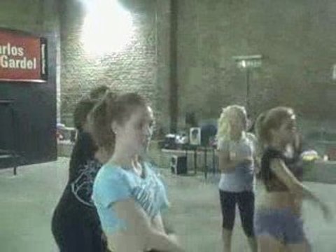 Brenda asnicar ensayando somos las divinas