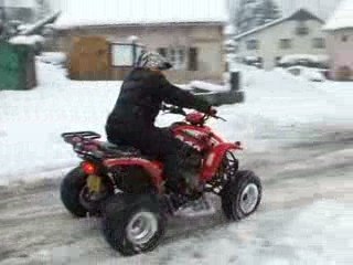 Mimi sur le quad  neige