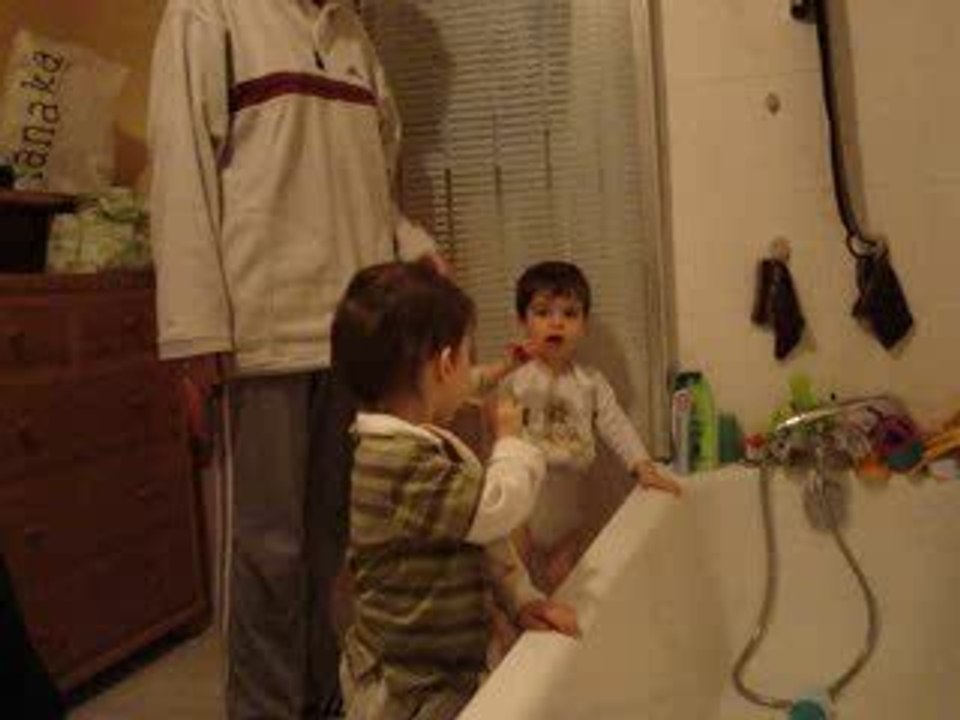 -Robin et Maxime se lavent les dents