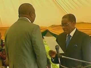 Mugabe visits Tsvangirai after car crash