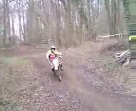 Regis fait un saut en motocross