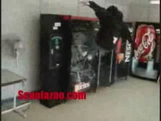 studente distrugge con un calcio il distributore merendine