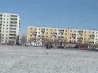 Marche sur la place enneigée de Darkhan