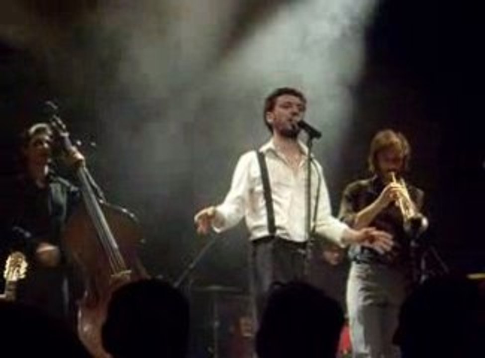 Sam à la puce à l'oreille