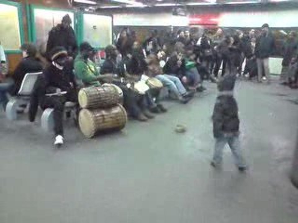 Video a chatelet en attendant le RER A  !!!