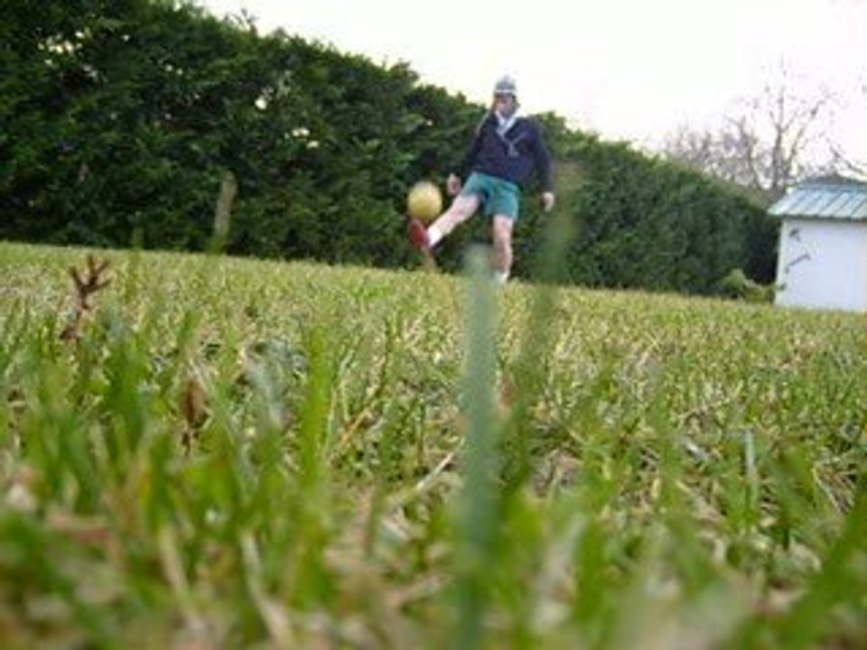 Gaëtan s'amuse balle au pieds