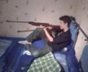 Atention carabine dans les main d'un jeune ..