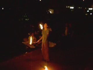 Sciron fait du feu sur les quais St Bernard, Paris.